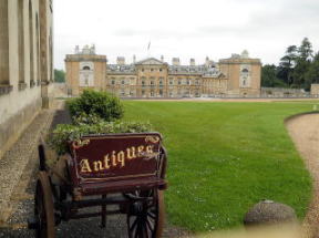 �C�M���X�����t���I�s�E�E�H�o�[���E�A�r�[�̃A���e�B�[�N�Z���^�[��